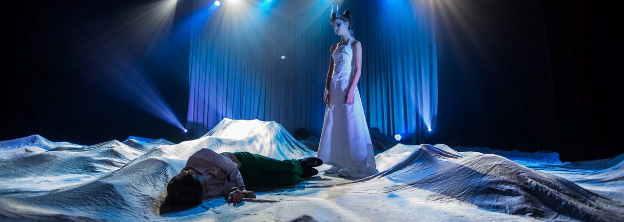 Zdjęcie przedstawiające scenę ze spektaklu "Królowa Śniegu"